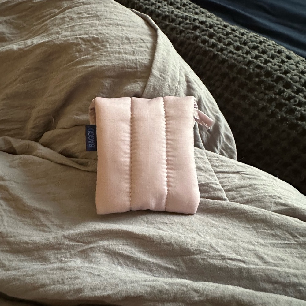 BAGGU Dusty Pink Airpods Case - Picture 3 of 4